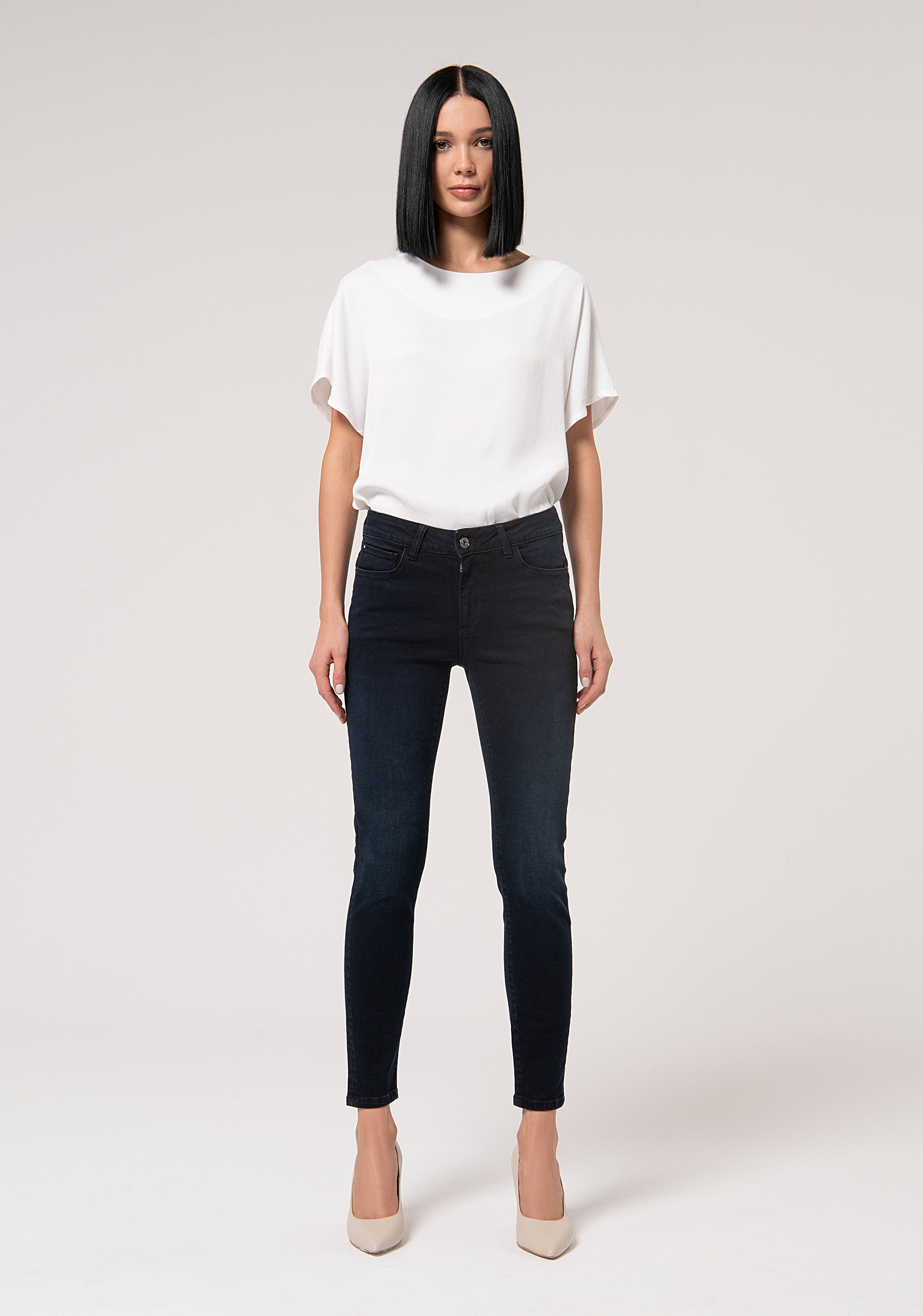 Jeans slim fit with perfect shape effect made in blue-black