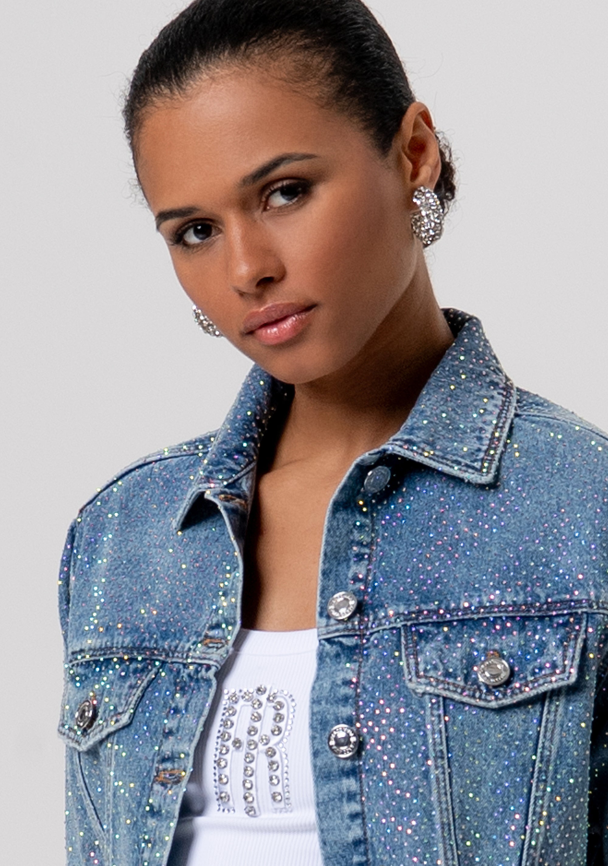 Jacket cropped made in denim with middle wash and strasses
