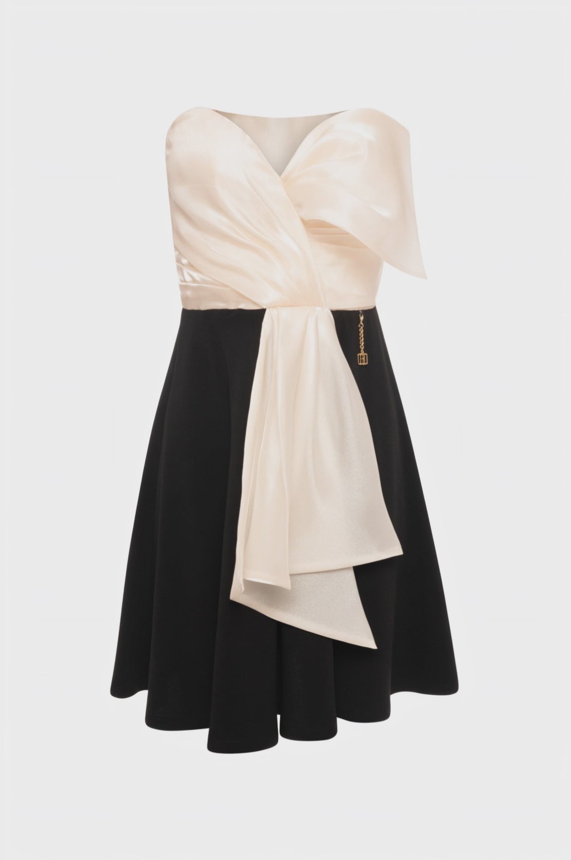 Sleeveless dress with heart shaped neck drop with bow