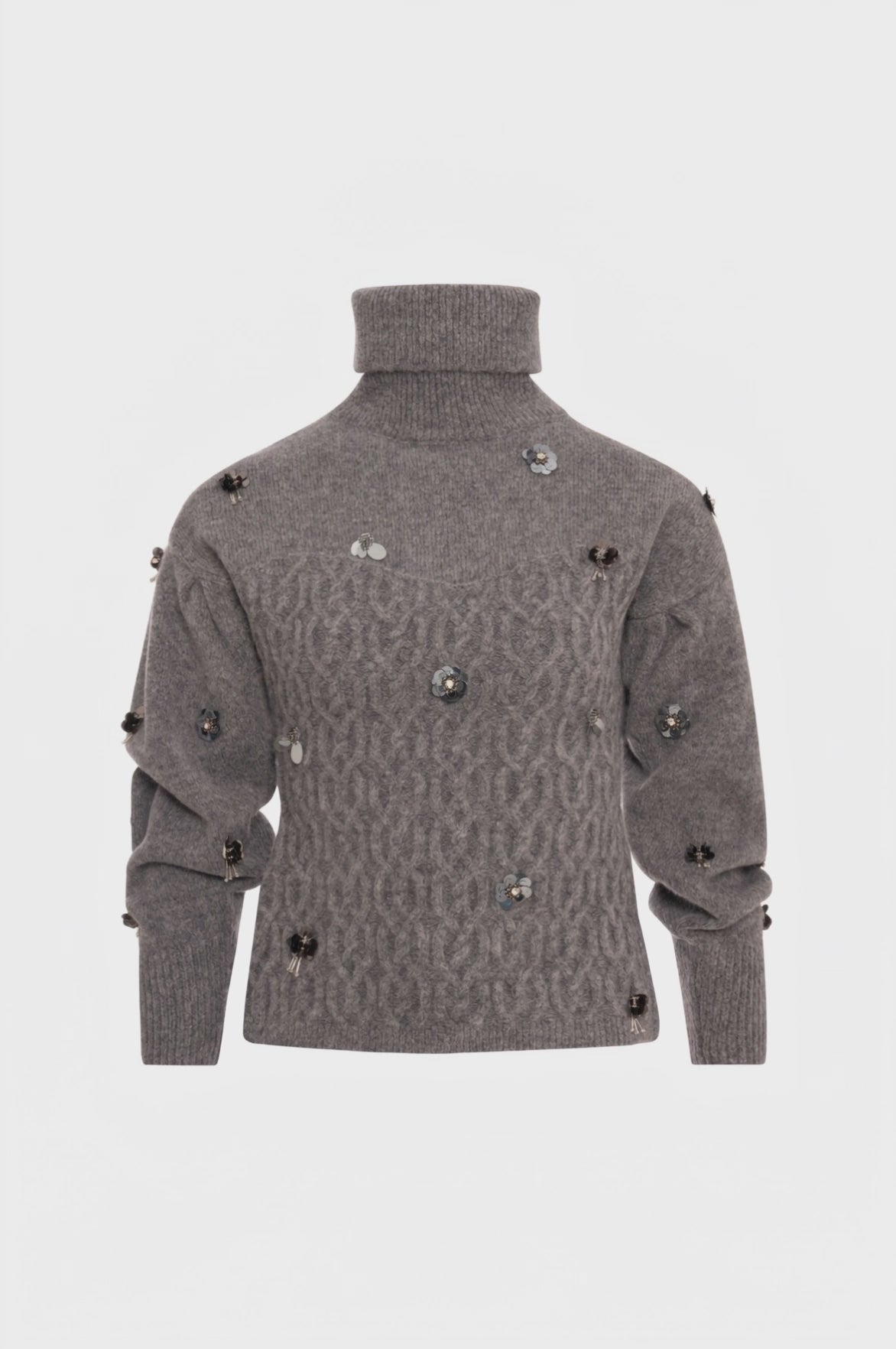 Knitwear slim fit with cable stitch and jewelry applications