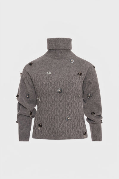 Knitwear slim fit with cable stitch and jewelry applications
