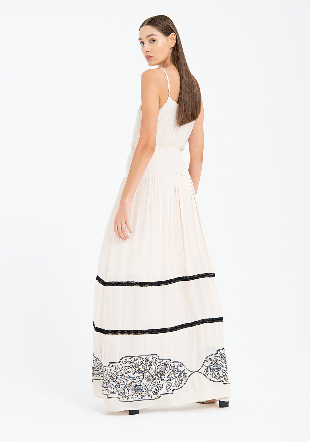 Long dress with no sleeves made in soft viscose fabric