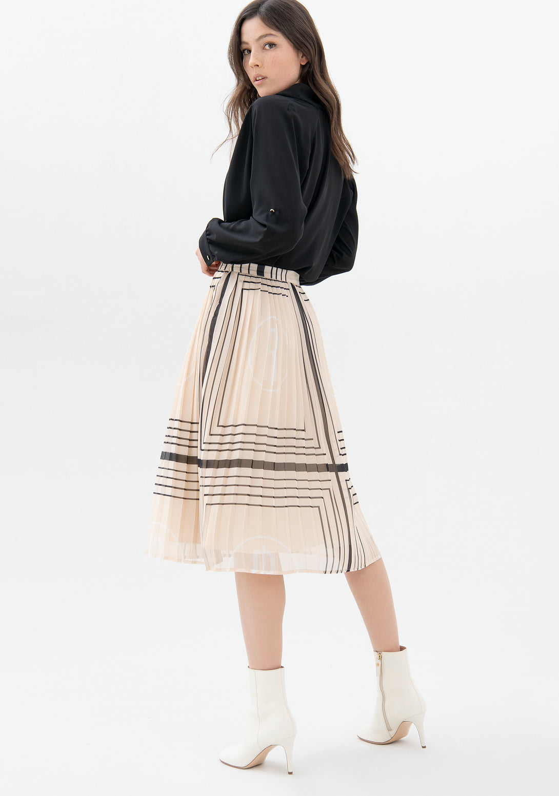 Flare skirt made in georgette with geometric pattern