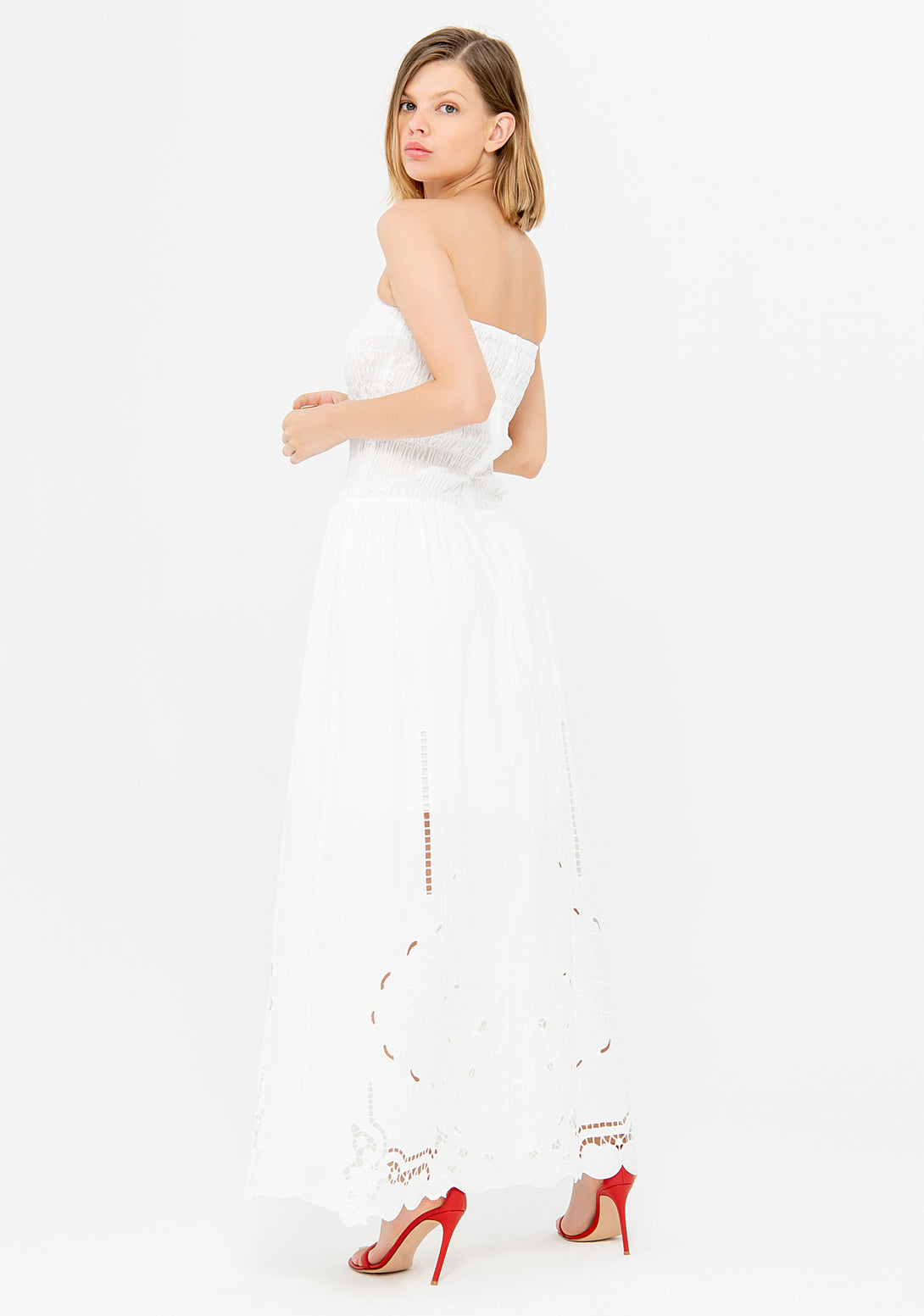 Long dress made in cotton with embroidery and no sleeves