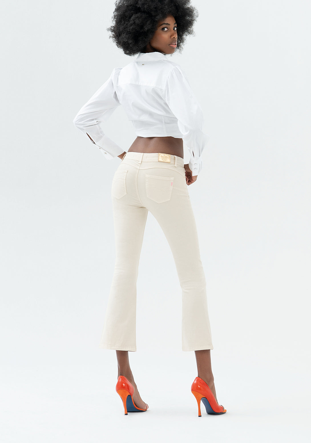 Jeans Bella flare cropped made with a sophisticated and coloured stretch denim