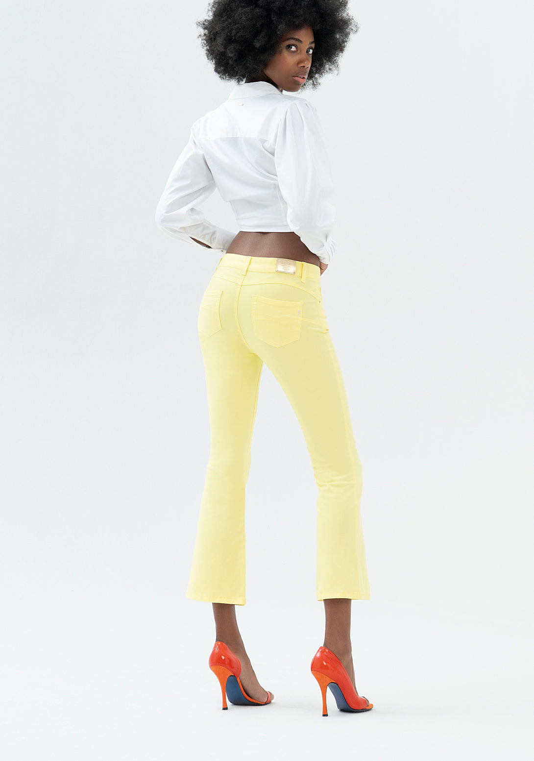 Jeans Bella flare cropped made with a sophisticated and coloured stretch denim
