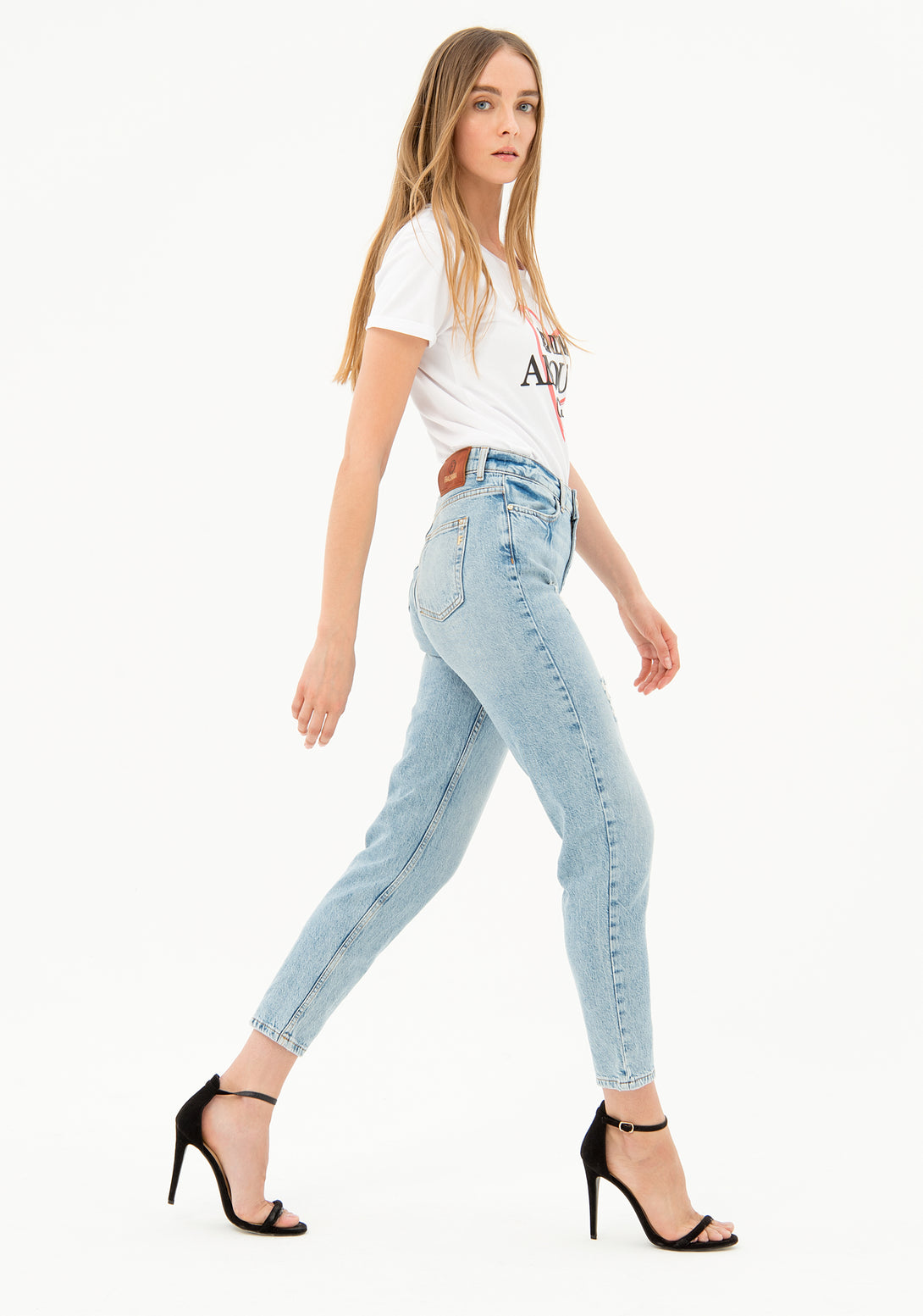 Jeans boyfriend fit made in denim with light wash and rips