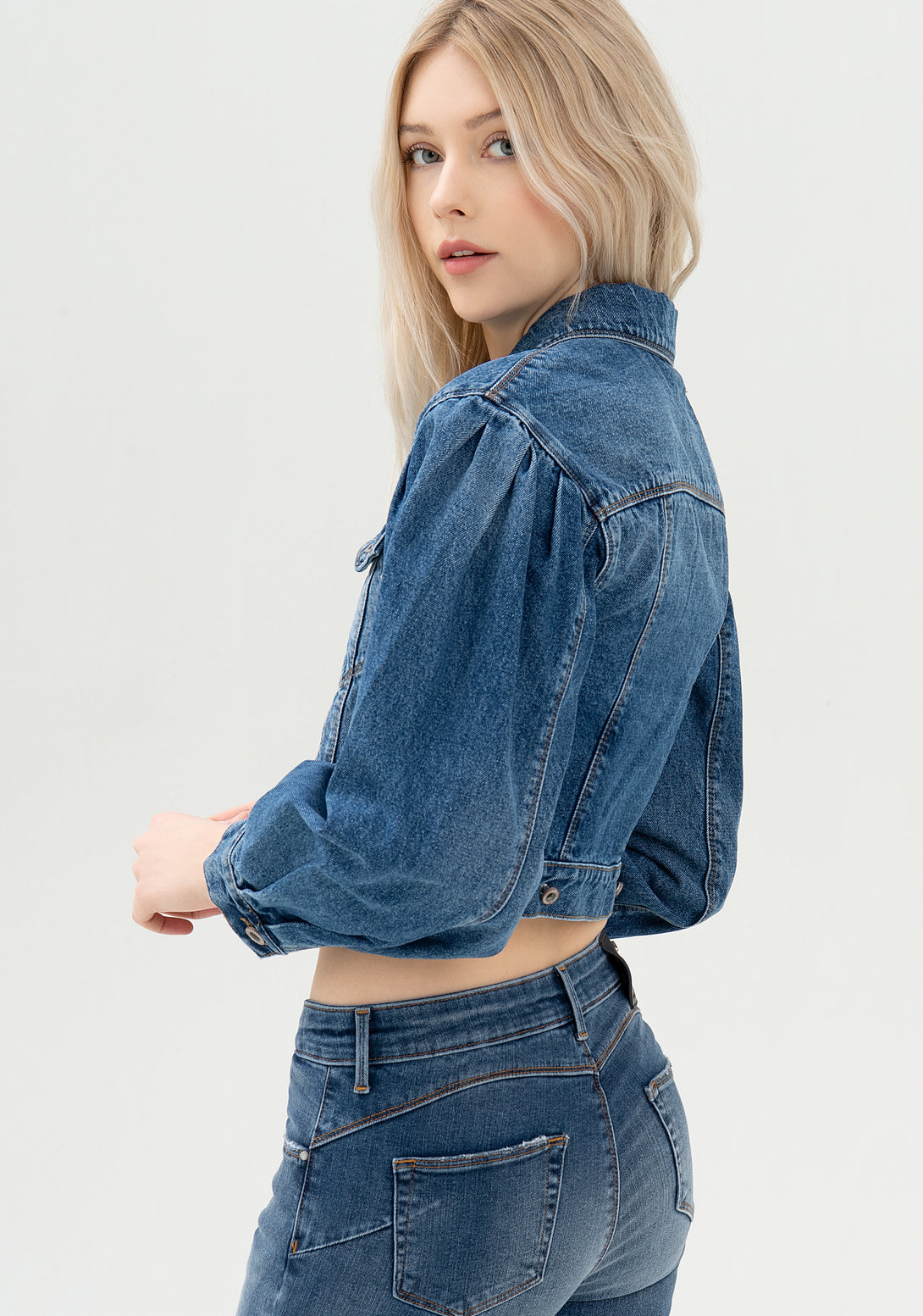 Jacket cropped made in denim with middle wash