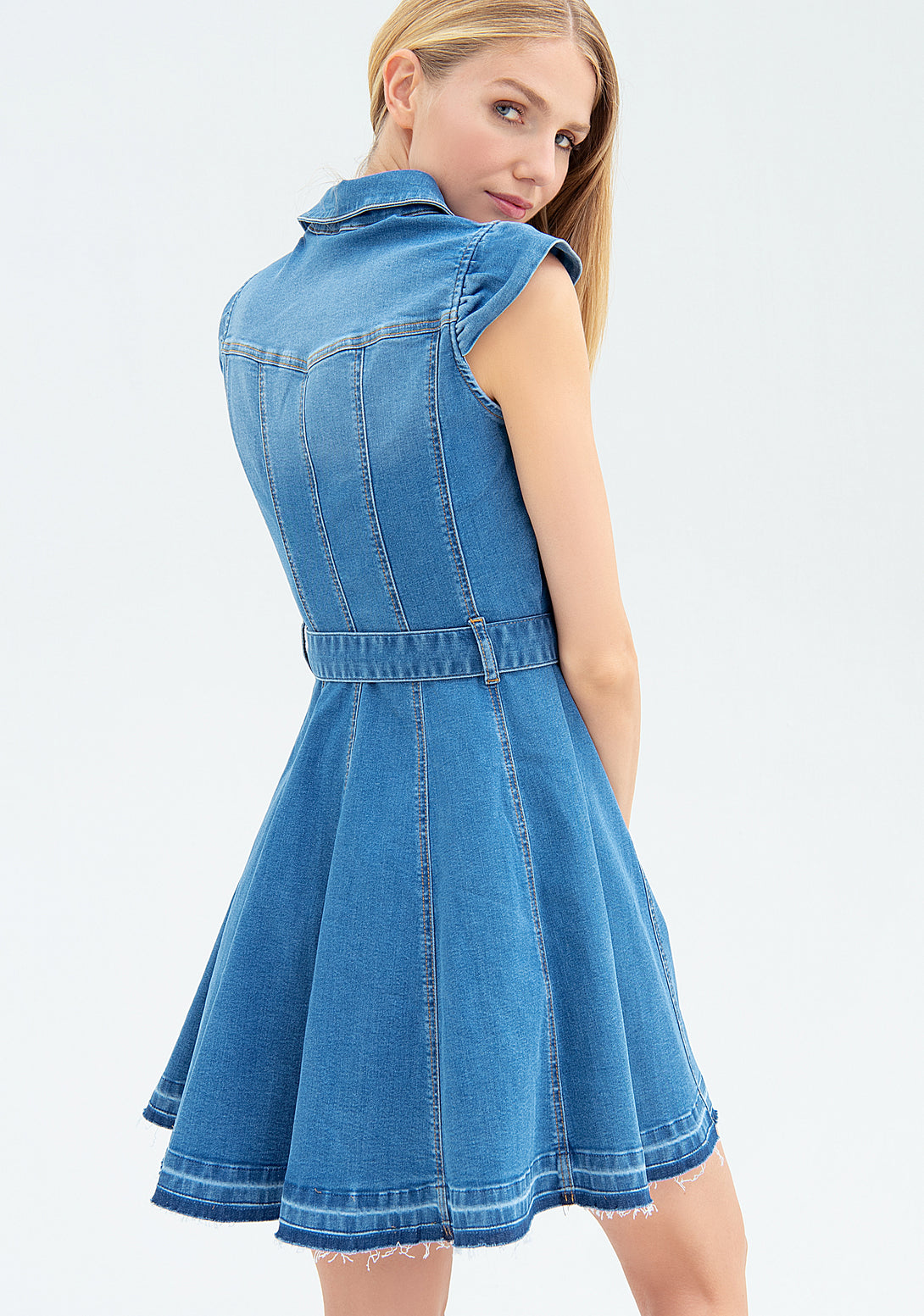 Chemisier dress with no sleeves made in denim with middle wash