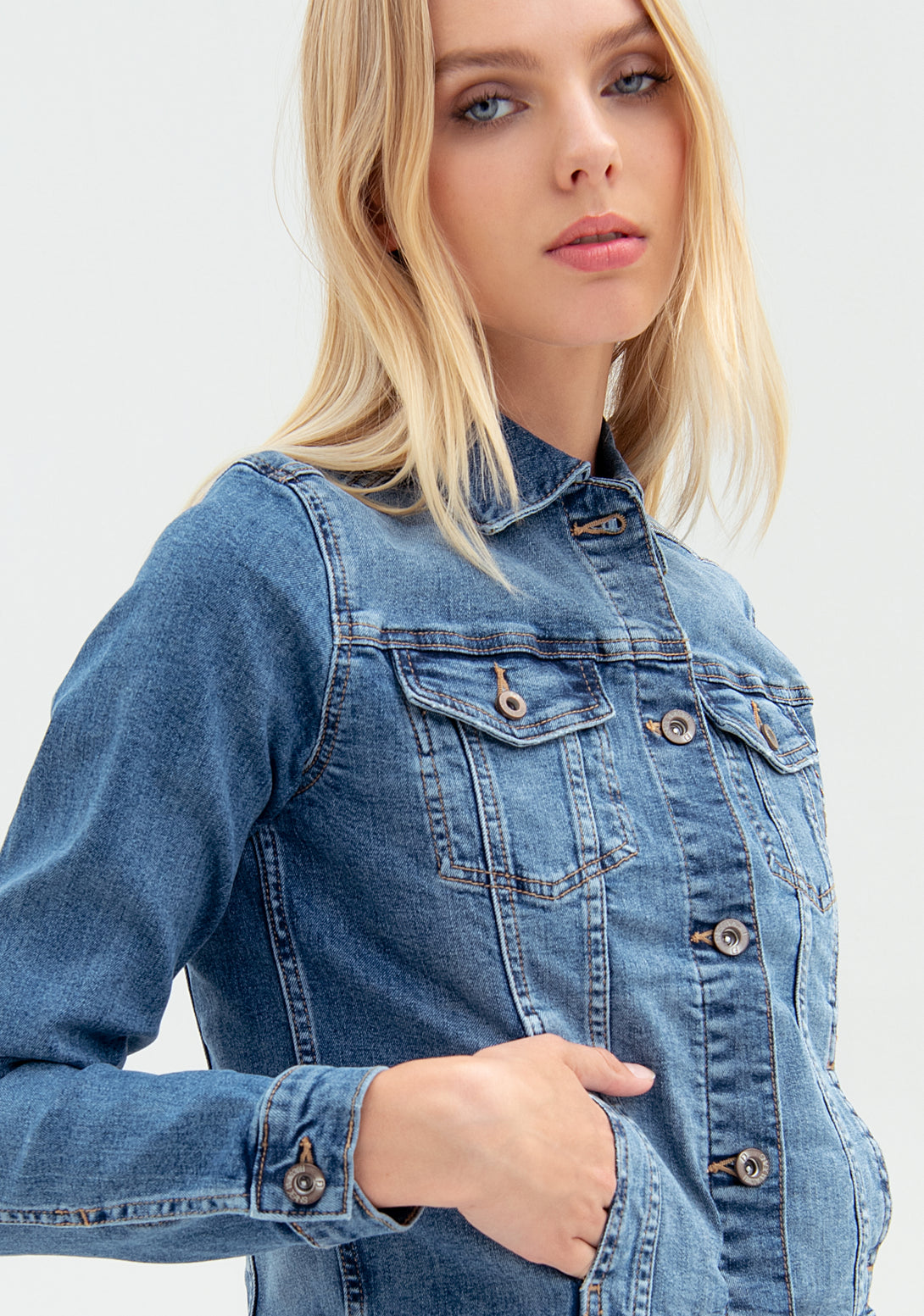 Jacket regular fit made in denim with middle wash