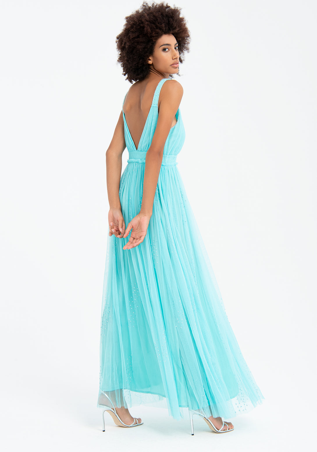 Dress with no sleeves, long, made in tulle fabric with shiny strasses