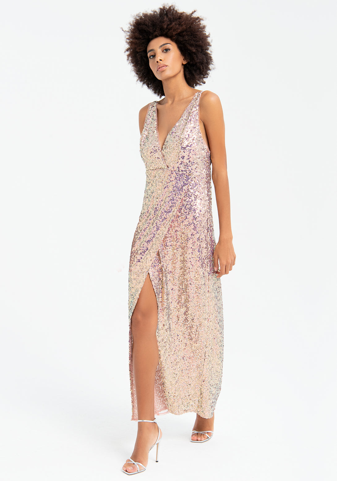 Dress with no sleeves, long, made with shiny sequins