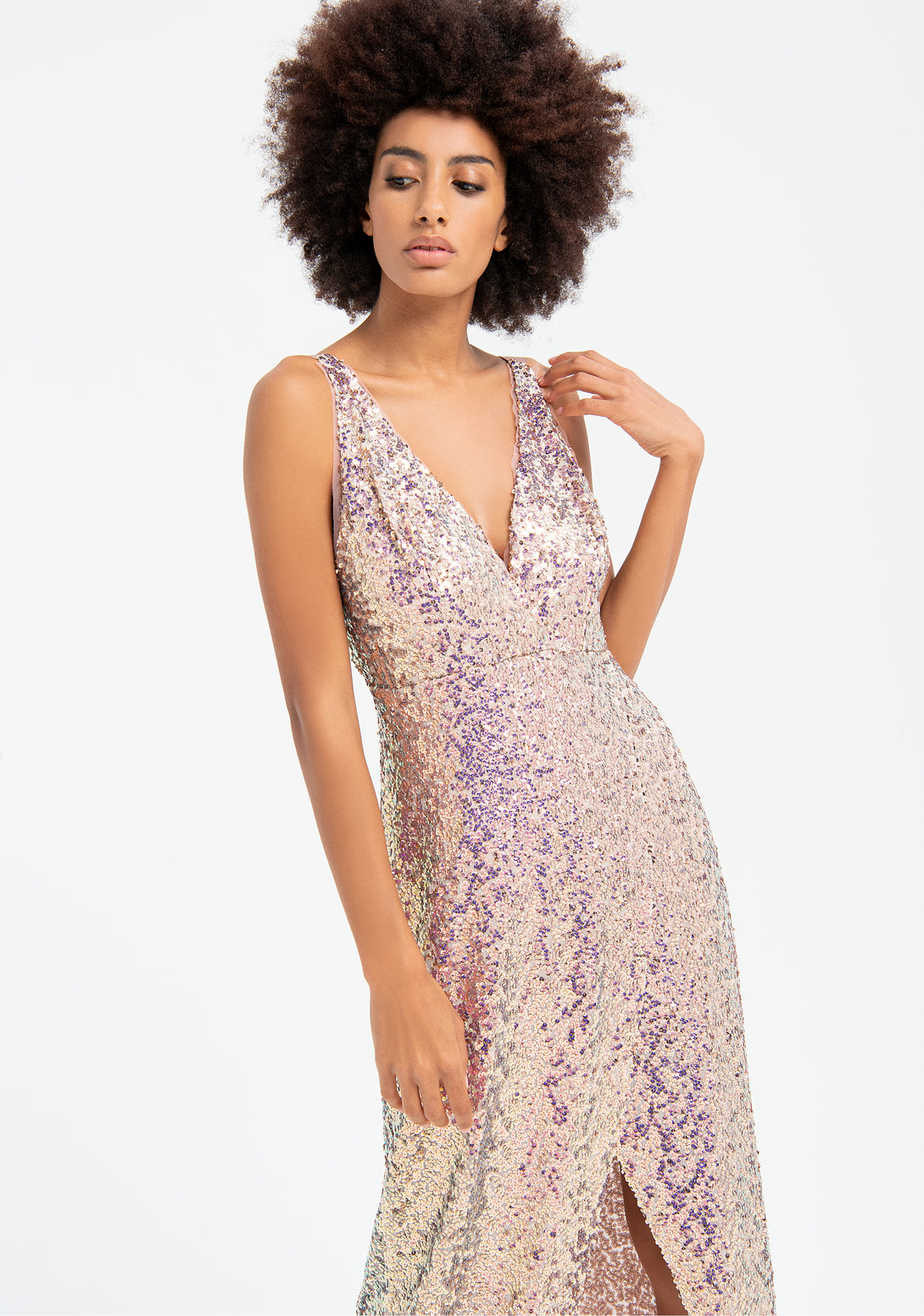 Dress with no sleeves, long, made with shiny sequins