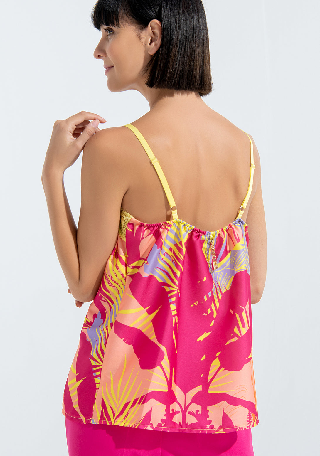 Top with tropical pattern and no sleeves
