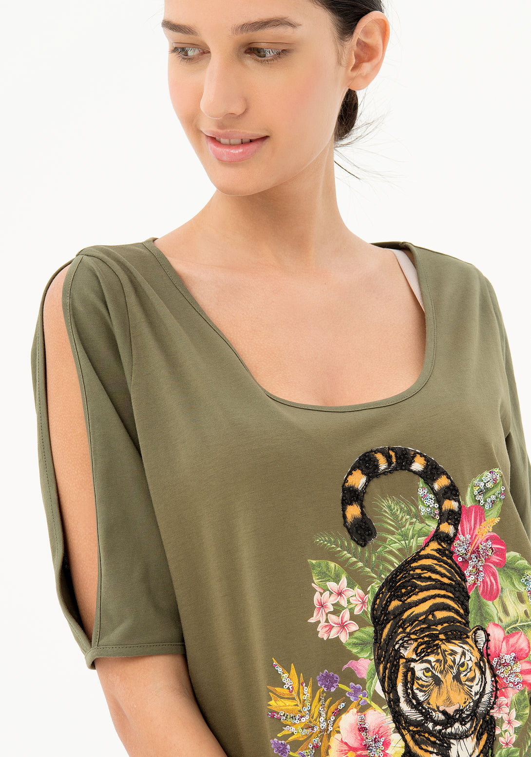 T-shirt wide fit with embroideries and multicolor print