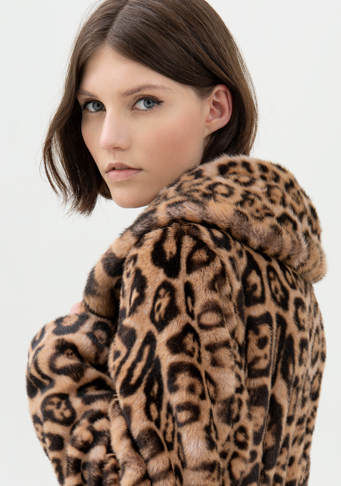 Coat wide fit, long, made in eco fur with animalier pattern