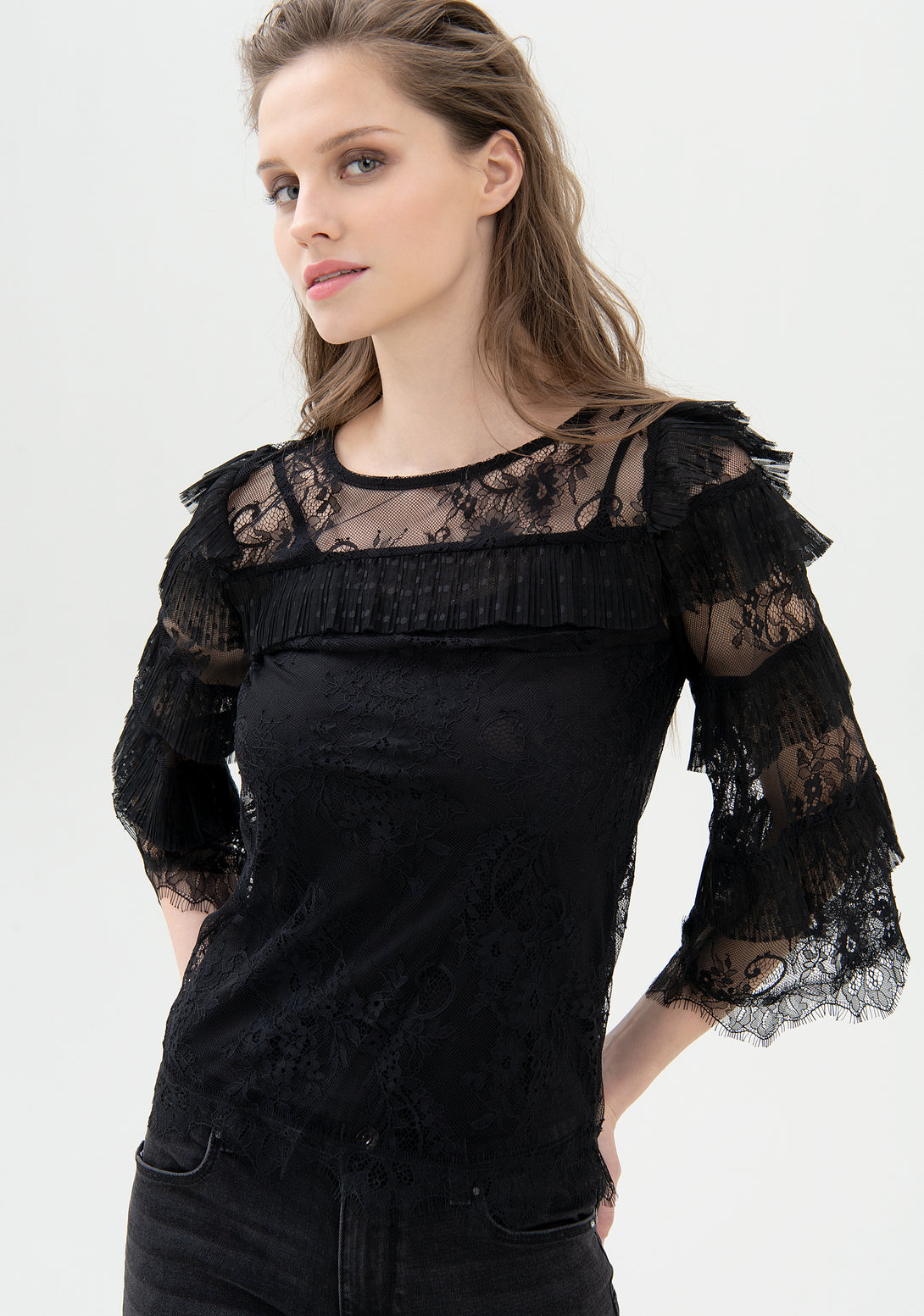 Blouse regular fit made in hand-woven lace