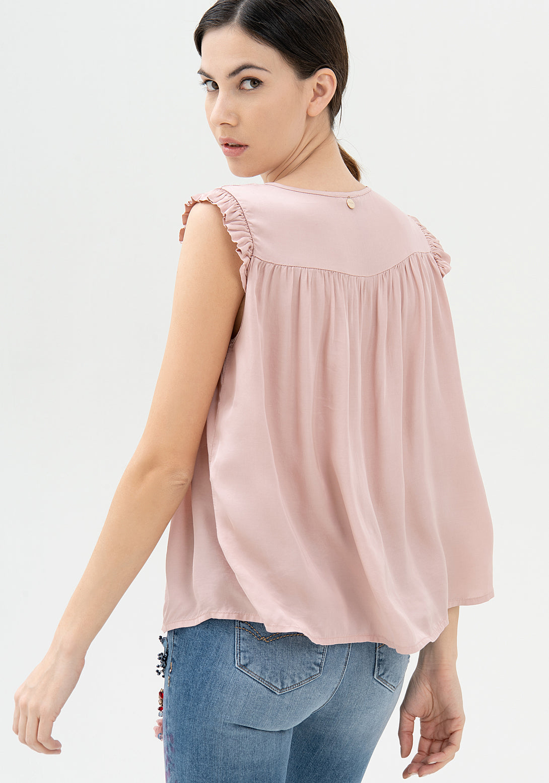Blouse wide fit with no sleeves made in satin