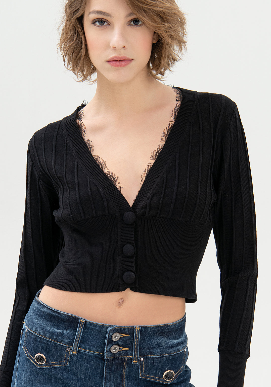 Cardigan cropped with lace details at the neck drop