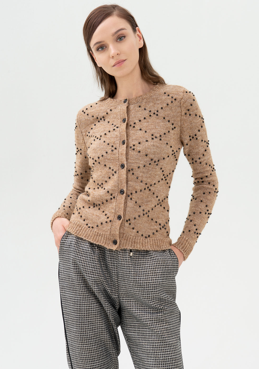 Cardigan tight fit with a diamond shape pattern made with shiny pearls