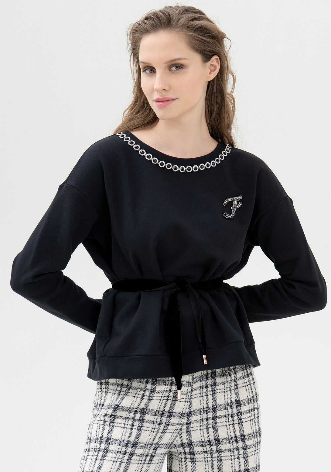 Sweater regular fit round neck with shiny applications