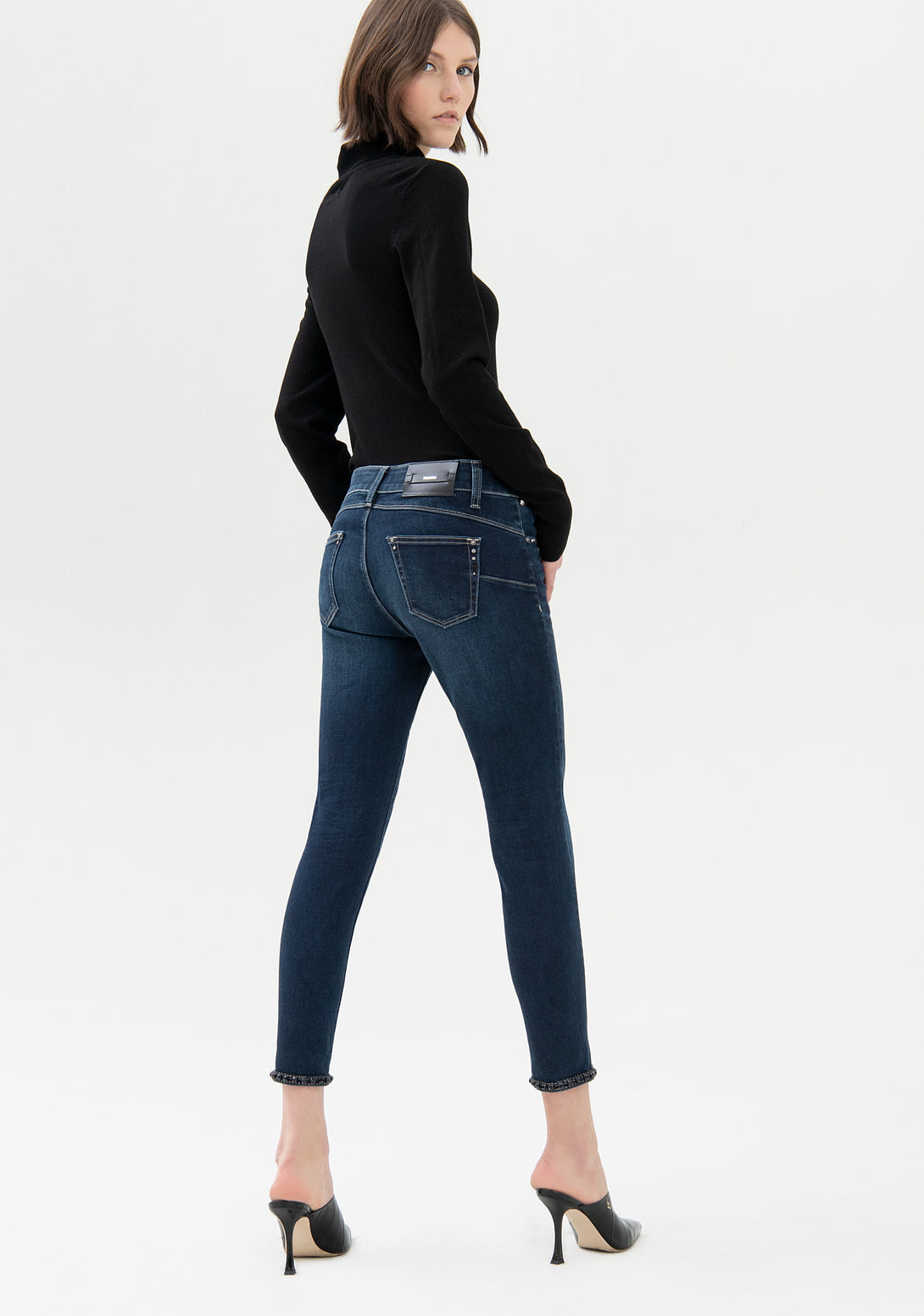 Jeans skinny fit cropped with push-up effect made in denim with dark wash