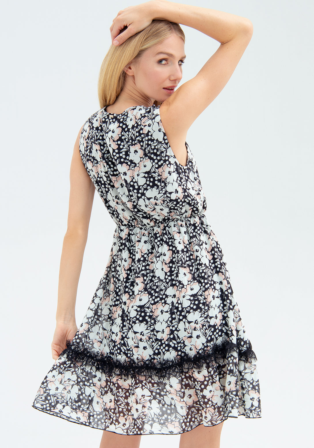 Dress with flowery pattern and no sleeves