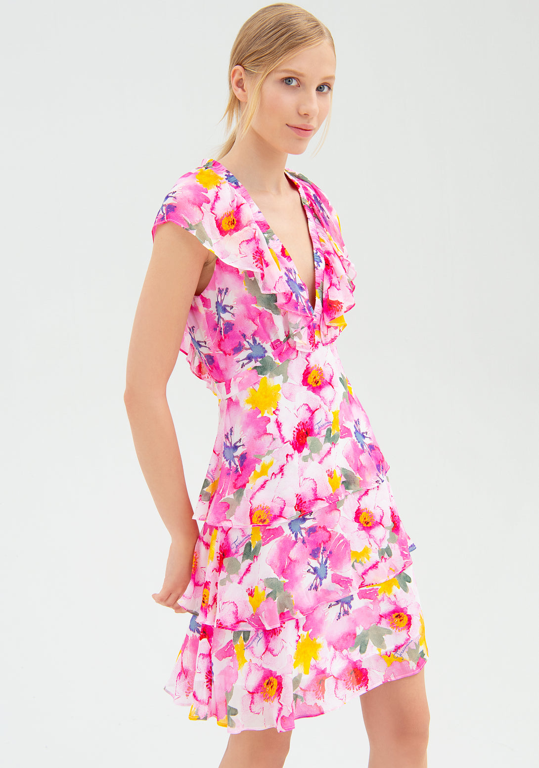 Mini dress with flowery pattern and no sleeves