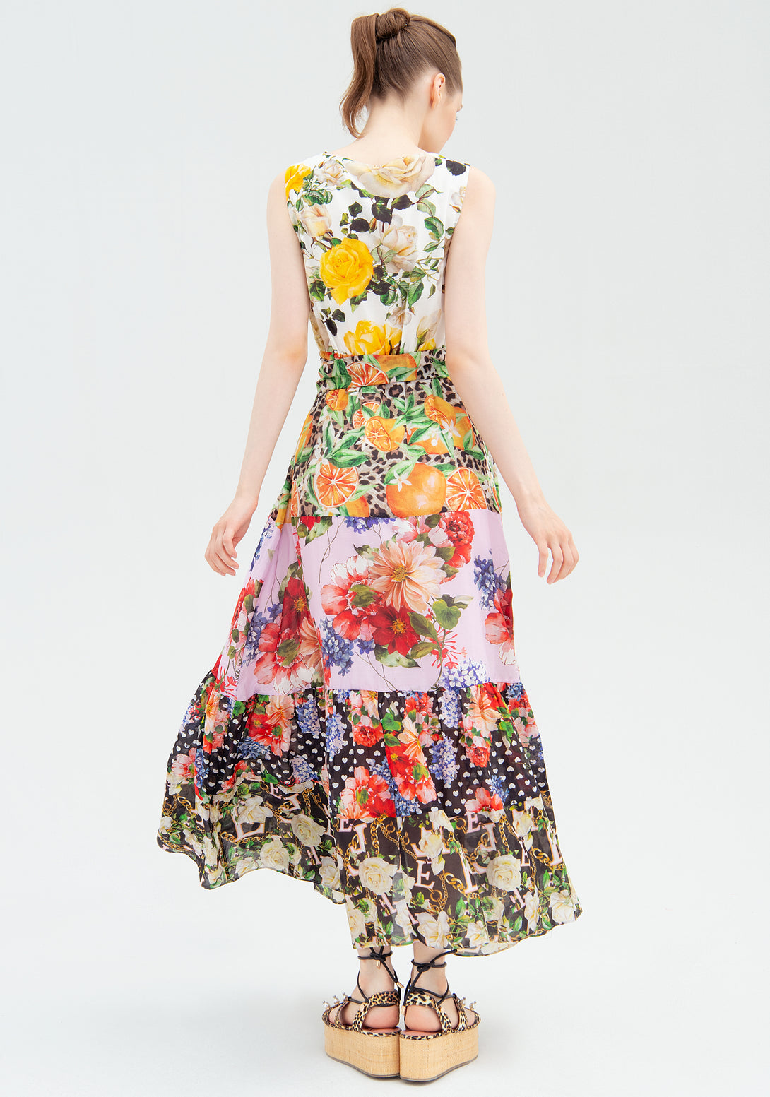 Dress with no sleeves and multicolor pattern