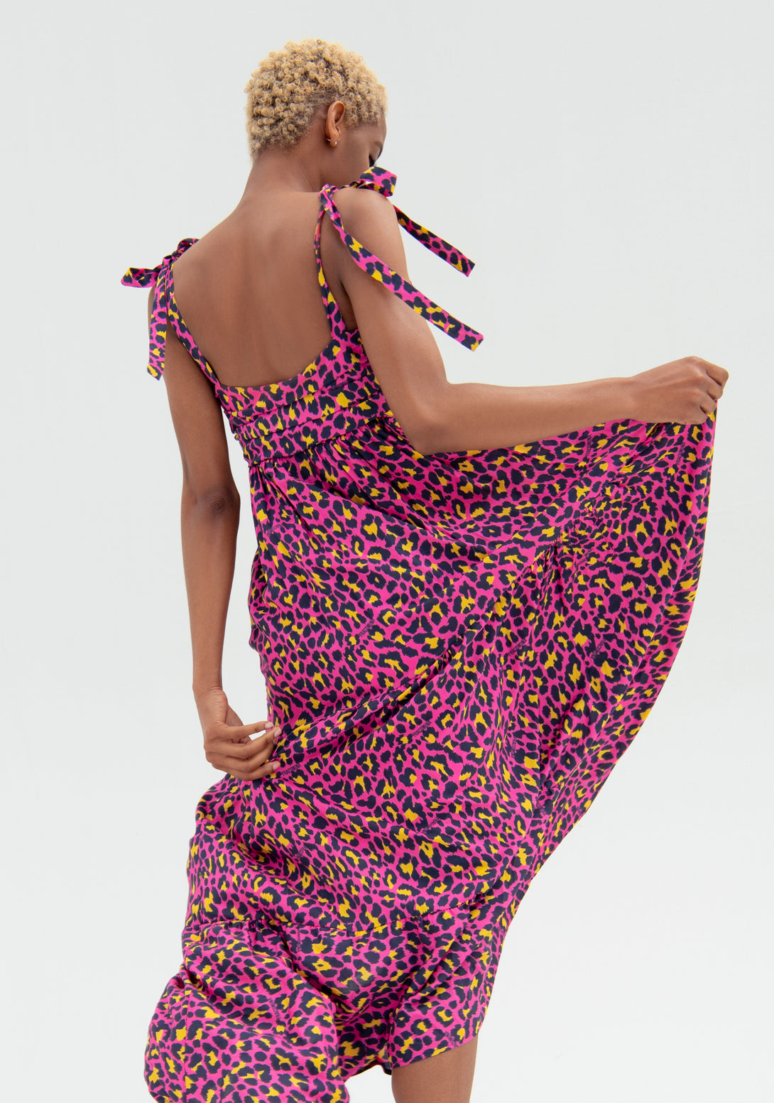 Long dress with no sleeves with multicolor animalier pattern