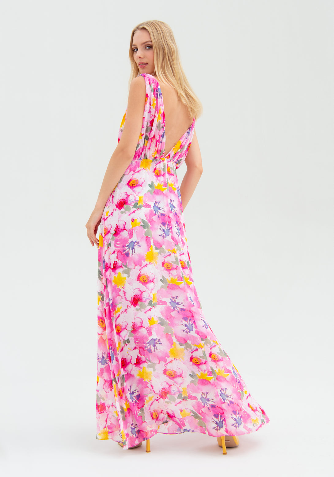 Long dress with flowery pattern and no sleeves