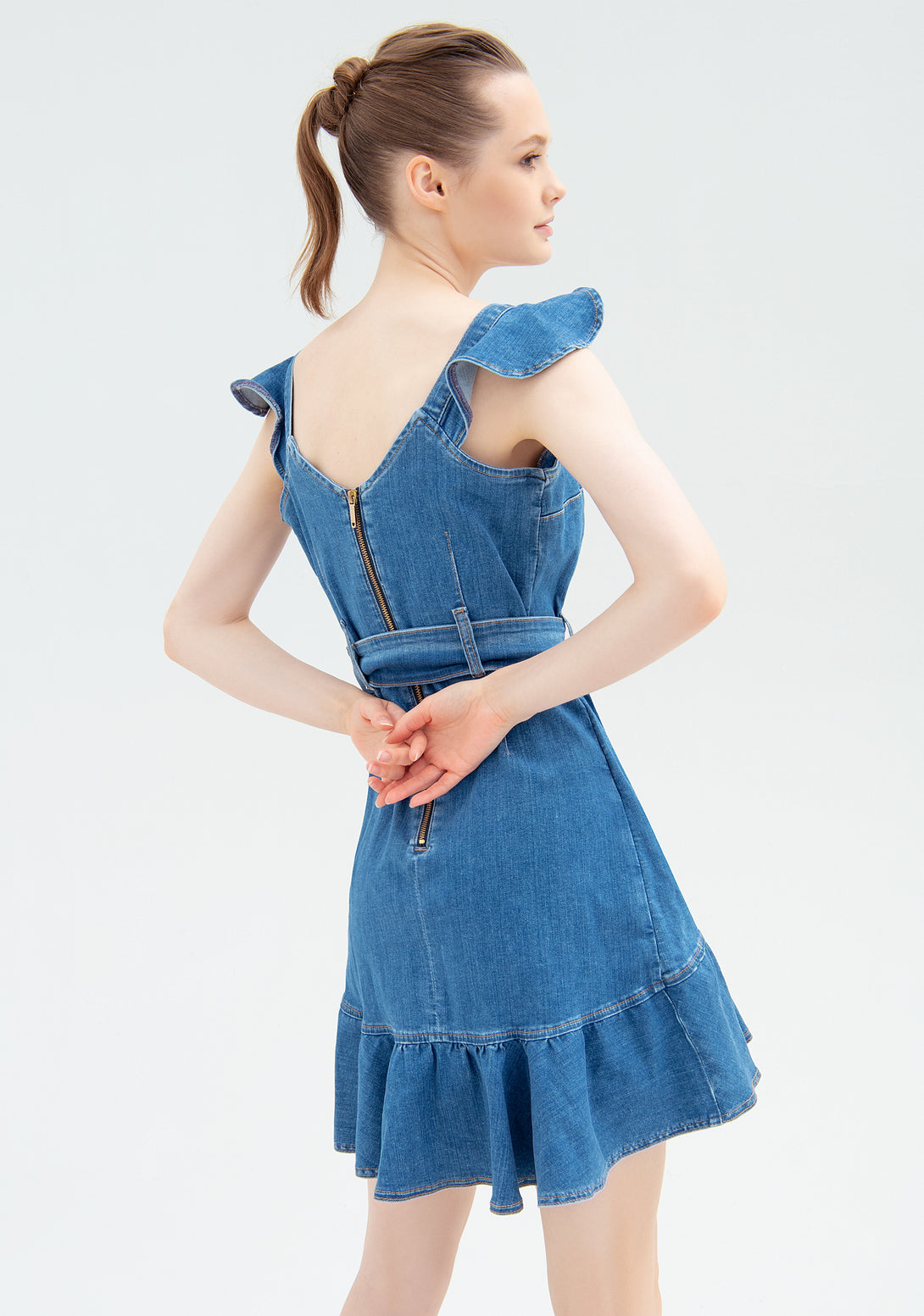 Dress with no sleeves made in denim with middle wash