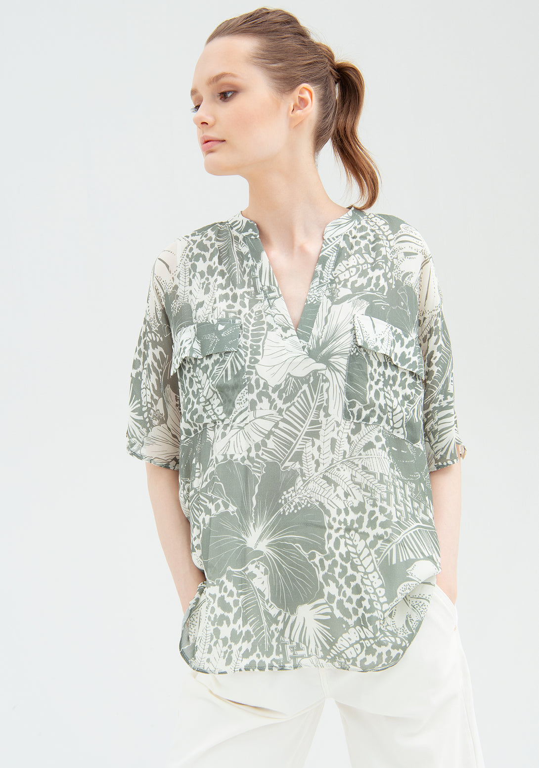 Blouse over fit made in viscose with flowery pattern