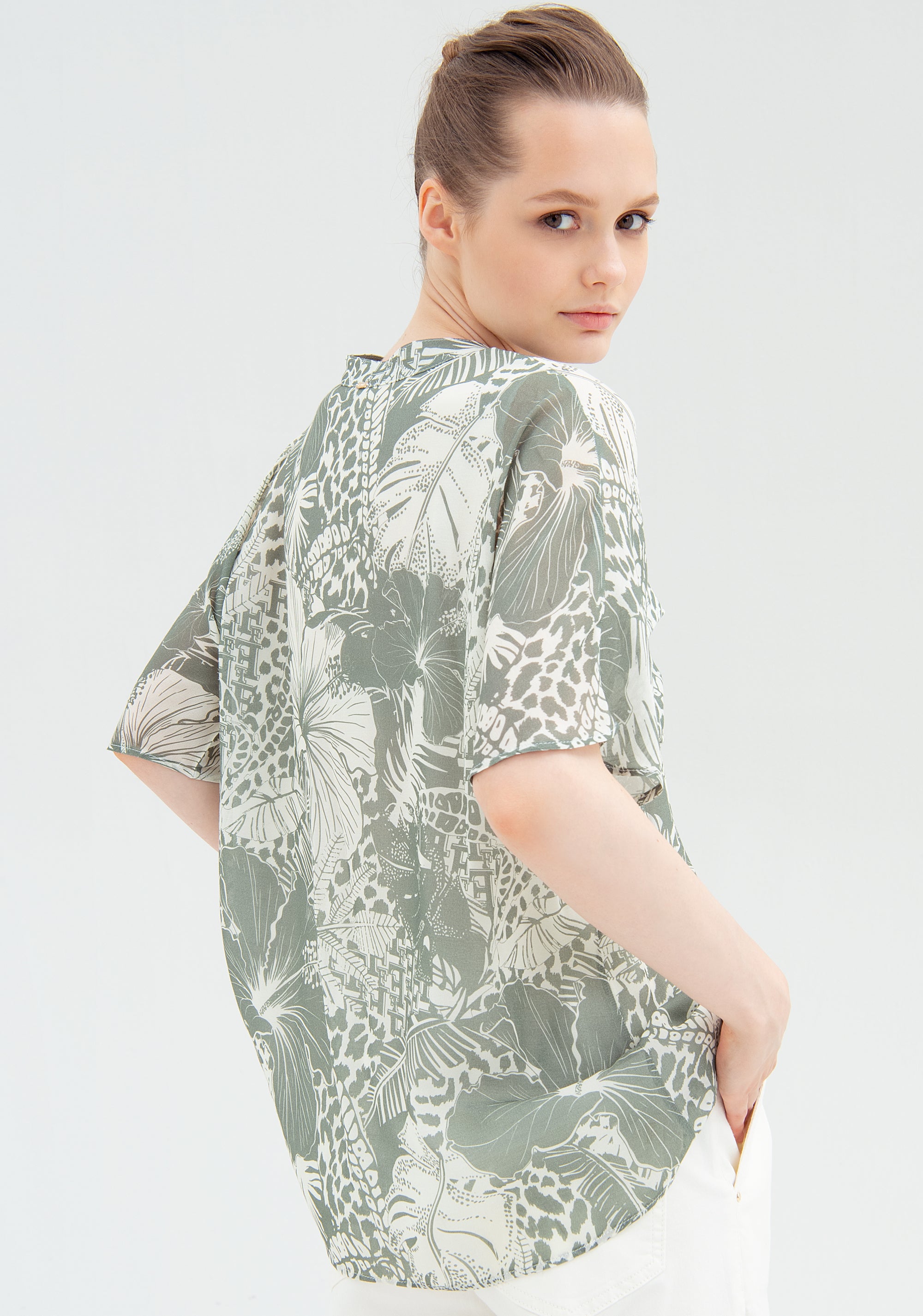 Blouse over fit made in viscose with flowery pattern Fracomina FR22ST1024W428R8-461_3