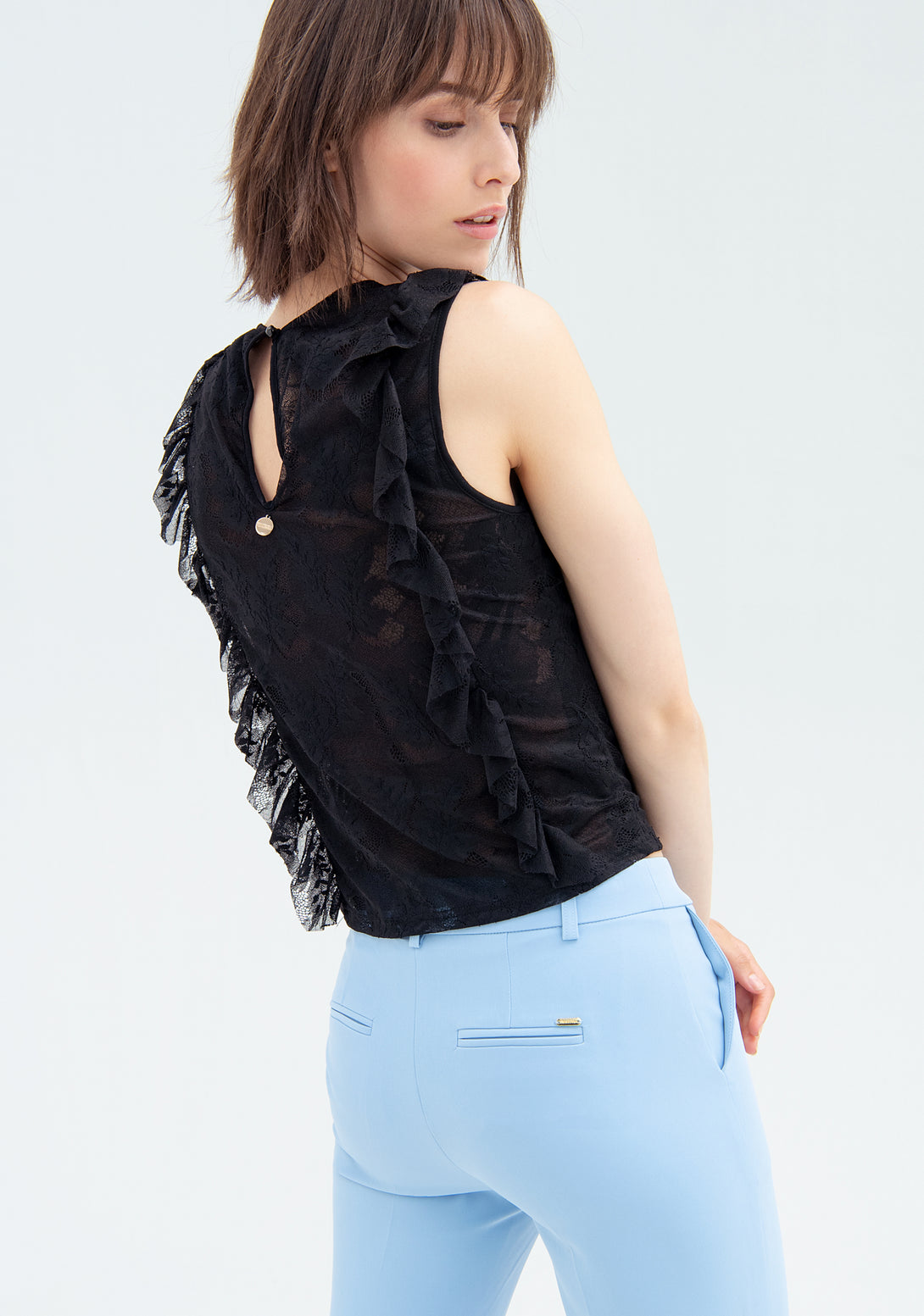 Top with no sleeves made in lace fabric