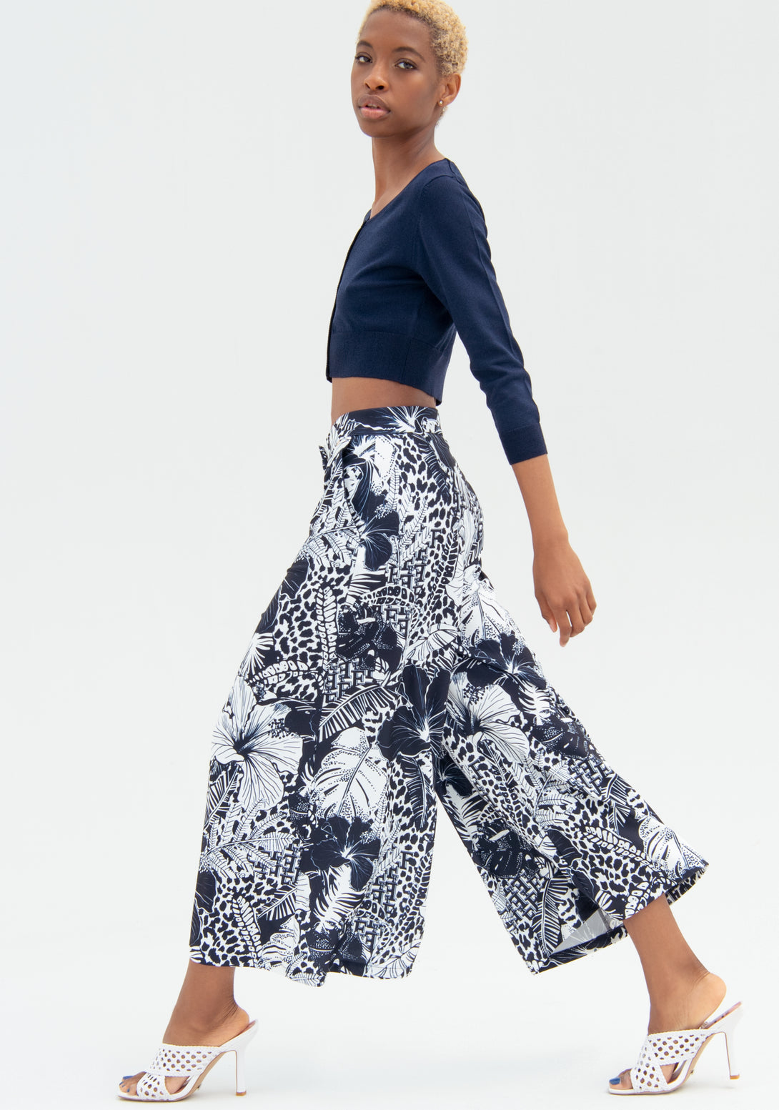 Culotte pant cropped with flowery pattern