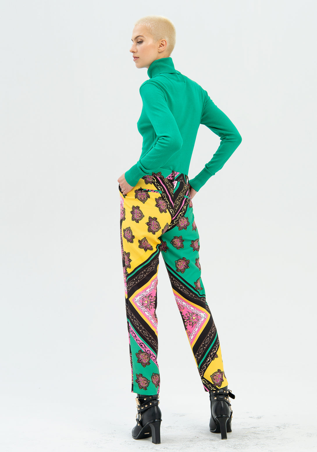 Chinos pant regular fit with multi color pattern