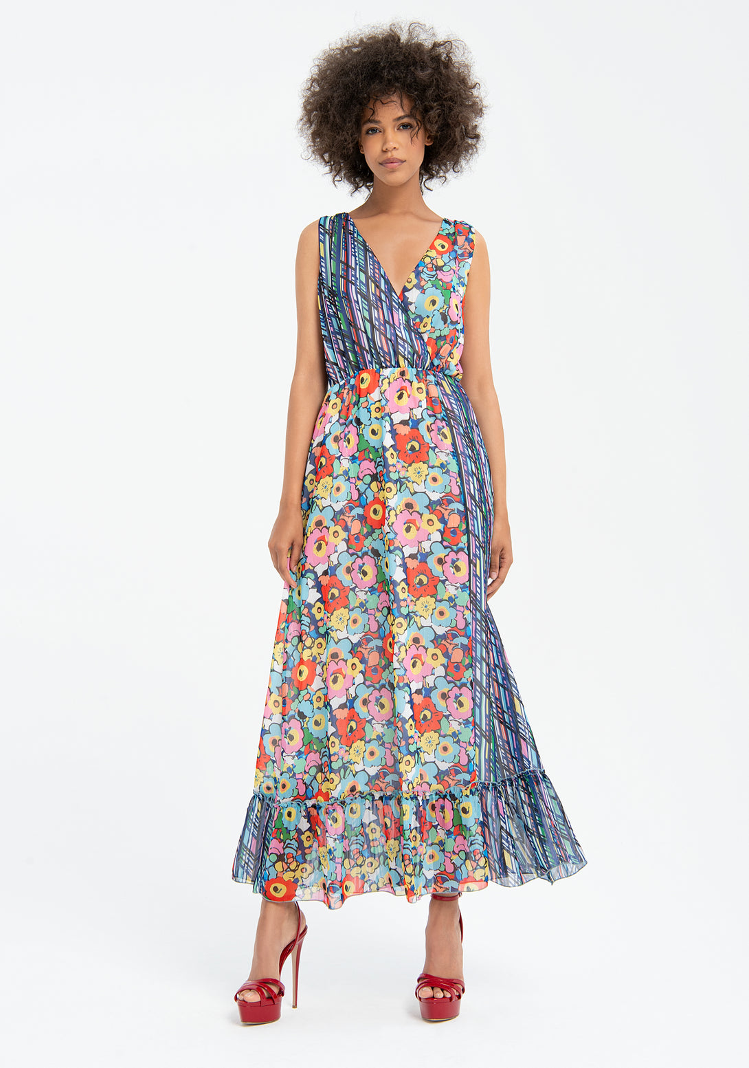 Dress with no sleeves, long, with multicolor pattern