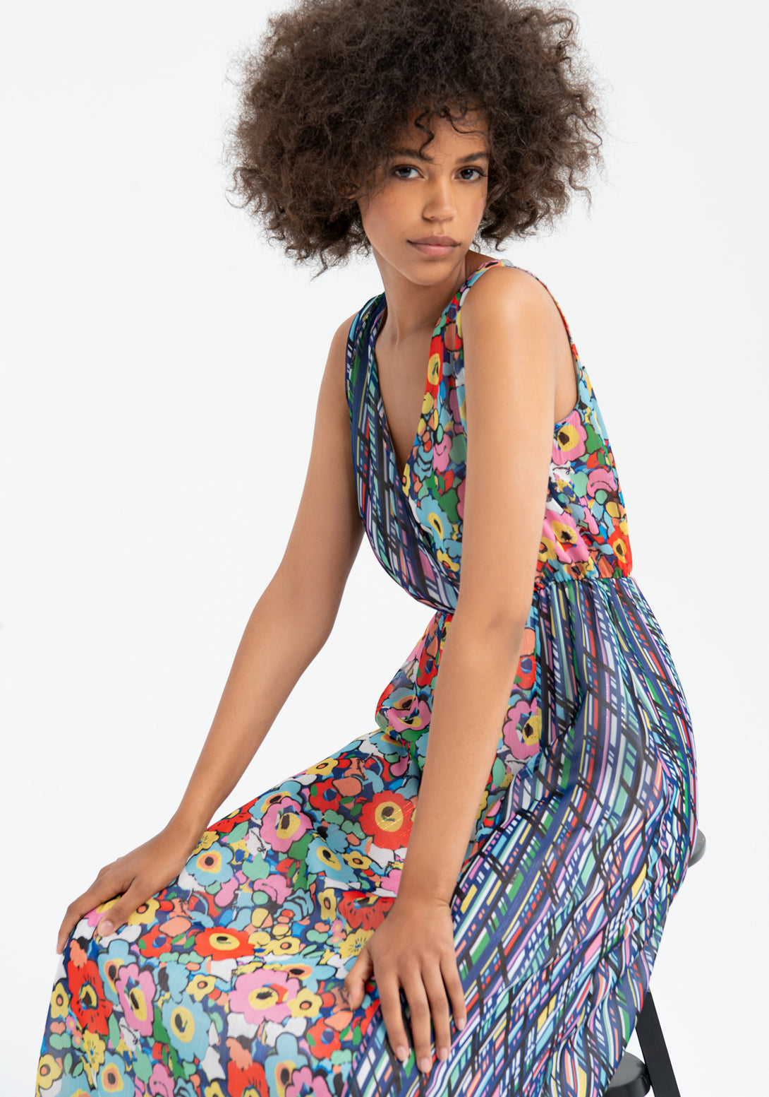 Dress with no sleeves, long, with multicolor pattern